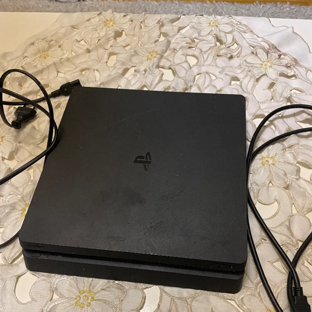 En svart  PS4 slim i bra skick. . Övrigt.