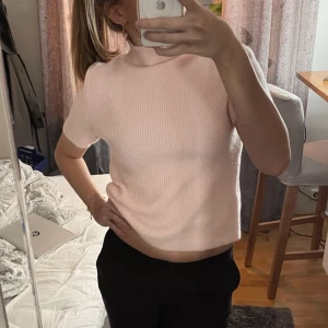Stickad t-shirt - Fin rosa stickad t-shirt från mango! Väldigt liten i storleken, passar alla ifrån storlek xs-l beroende på vilken passform man vill ha!💕 Pris kan diskuteras!👌🏼