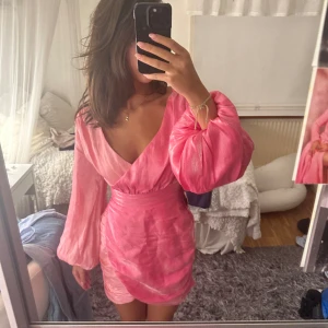 NAKD Rosa klänning - Jättefin sommrig klänning i två rosa nyanser från NAKD x Margaux. Dragkjedja finns på sidan