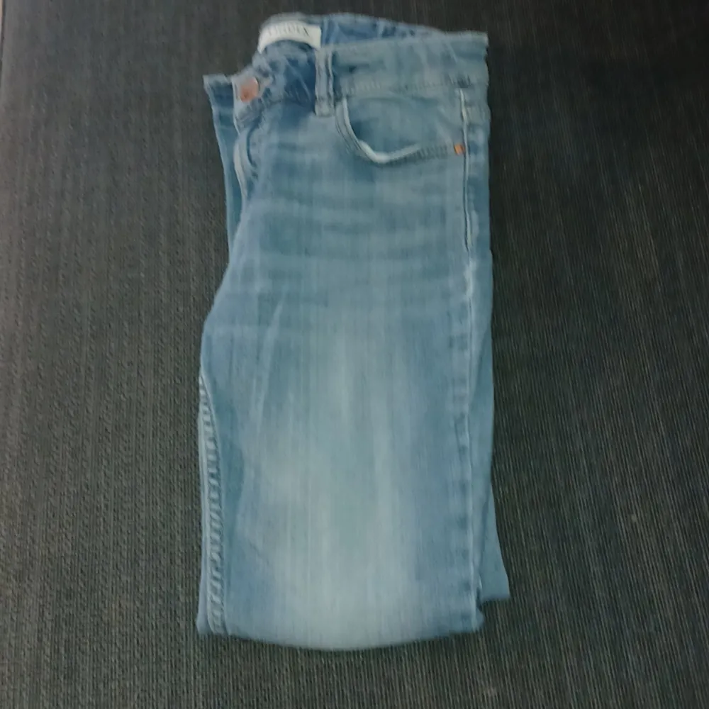 Ett par skinny jeans från lindex som jag säljer för har växt ur dom. Är i bra skick. Kontakta innan köp,och om du har mwr frågor bara kontakta mig!. Jeans & Byxor.