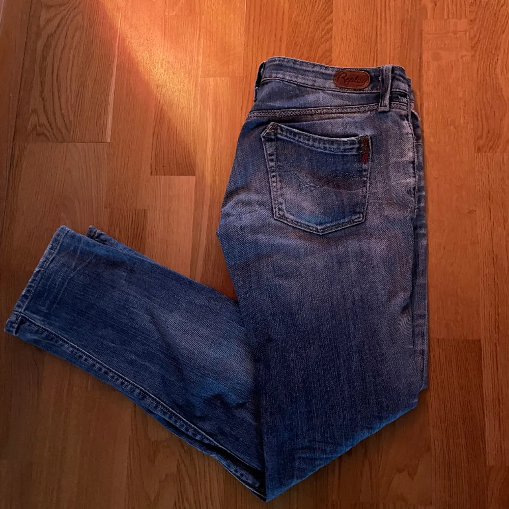 Replay anbass jeans säljes, skick 9/10 och inga defekter. Använda 1 gång, hör av dig vid frågor eller funderingar🥂🍾. Jeans & Byxor.