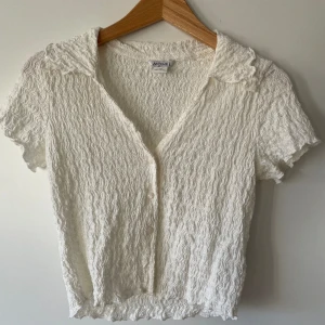 Vit topp - Vit, lite genomskinlig topp Superbra skick & säljer då den inte kommit till användning 