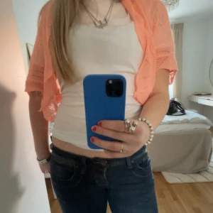 Korallfärgad bolero - Jättesnygg bolero i korallfärg💗 köpt på Sellpy men aldrig använd! Inga defekter