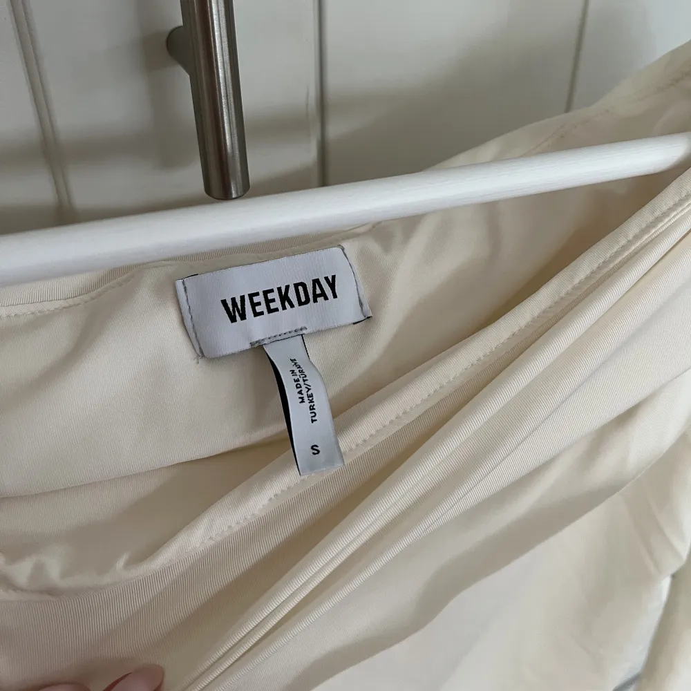 Populär topp från weekday. Använd endast 1 gång och i nyskick! . Yläosat.