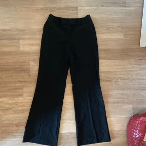 Lågmidjade bootcut kostymbyxor  - Mid/lowrise ustvängda i nyskick i storlek 38. Säljer pga passar inte mig längre då jag har 34 nu. Köpt secondhand från märket Mari Philippe