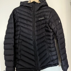 Jacka Peak Performance  - Lätt dunjacka från Peak Performance i nyskick.  