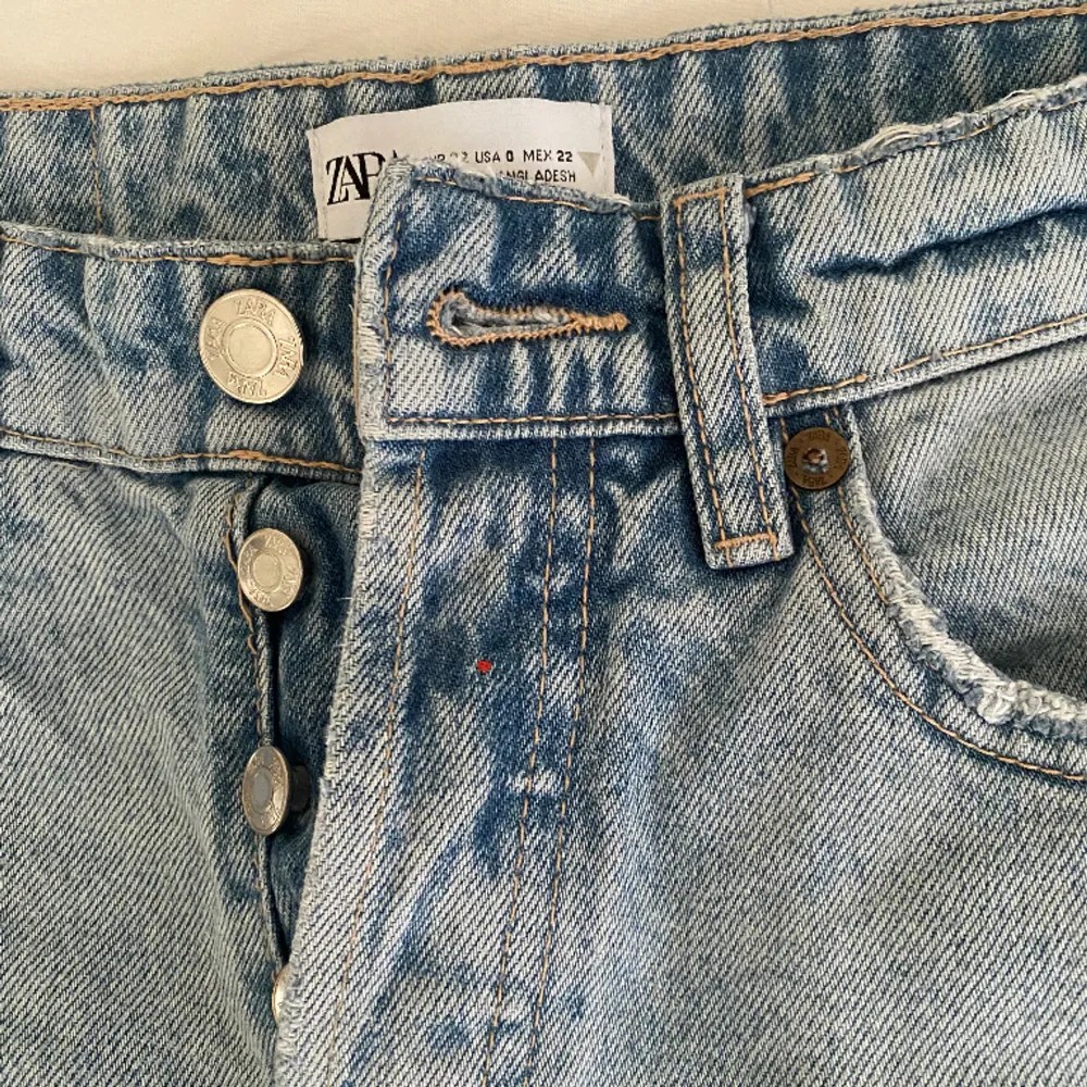 säljer ett par zara jeans i strl 32, har växt ur dem och därför säljer jag! de är använda, men i fint skick☺️ de har en liten fläck (bild 3) men annars inga defekter! hör av dig över frågor. Jeans & Byxor.