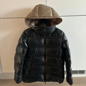 Massimodutti Dunjacka med kontrast - Svart massimodutti dunjacka med en beige/brun luva. Helt slutsåld.  Storlek S, normal i storlek. 