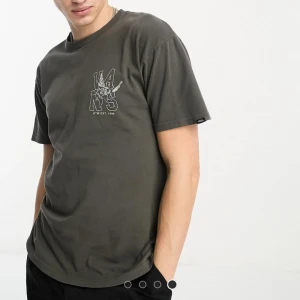 Vans T-shirt - Säljer en helt ny!!! Vans - Enjoy It - Grä t-shirt med vintagetryck baktill Nypris: 569 säljer för 250 Da jag har inte kunnat lämnat tillbaka pägrund av att returtiden har passerat