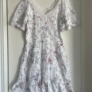 Sommar klänning - Super sött sommarklänning från hm knappt andvänd, i storlek 34 men är lite större i storleken skulle jag säga!