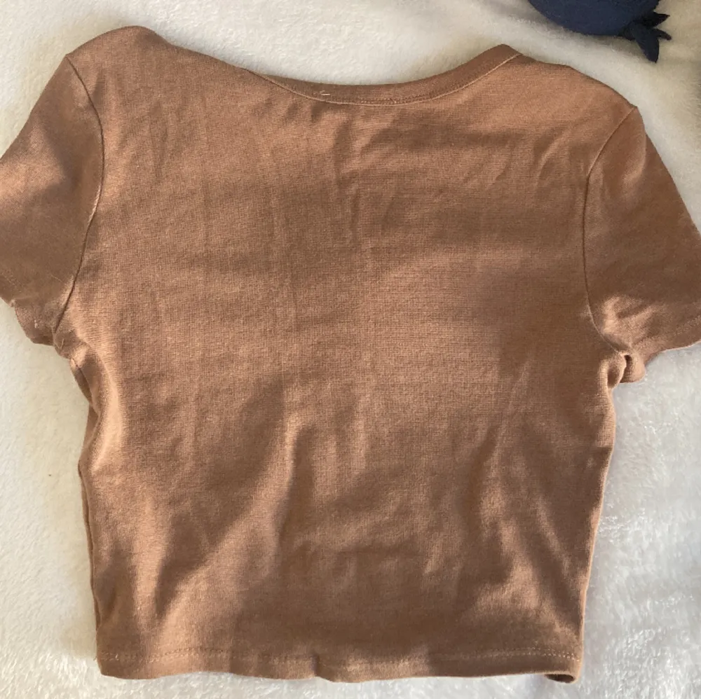 Super gulligt tröja i sjukt b ta material från zara, använd få gånger ! 😜⭐️❤️. T-shirts.
