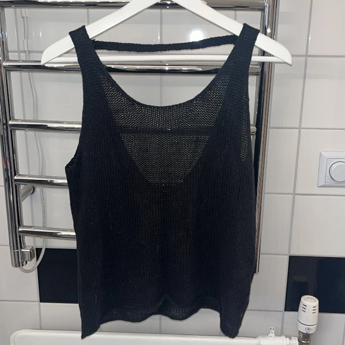 Stickat linne med öppen rygg