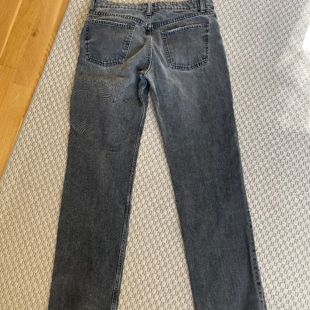 Grå raka jeans med medelhög/låg midja från zara. Storleken är 38 men de är väldigt små så skulle säga att de sitter som en lite 36. Jeans & Byxor.