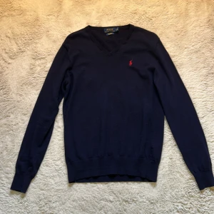 Polo Ralph Lauren V Neck - V neck Ralph lauren tröja i merinoull Ganska slim fit så den passar inte mig som vanligtvis har M i tröjor men S passar den Bra skick 8/10 använt en del men inga slitningar/hål  Nypris 1600:-