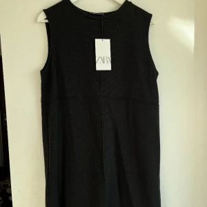 Svart rak klänning - Så fin svart finstickad klänning från zara med lapp kvar. Strl L, i en rak passform. Så fin men aldrig kommit till användning för mig 💞 Perfekta klänningen att ha under ex. en kavaj eller en kofta nu till våren🦋