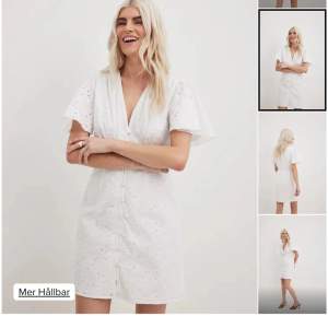 Säljer denna fina vita klänningen som passar perfekt till studenten och sommaren. Plagget är inte använd och prislappen sitter forfarande på. Säljer på grund av att jag hittade en annan studentklänning🫶🏼 Skriv för fler bilder💕