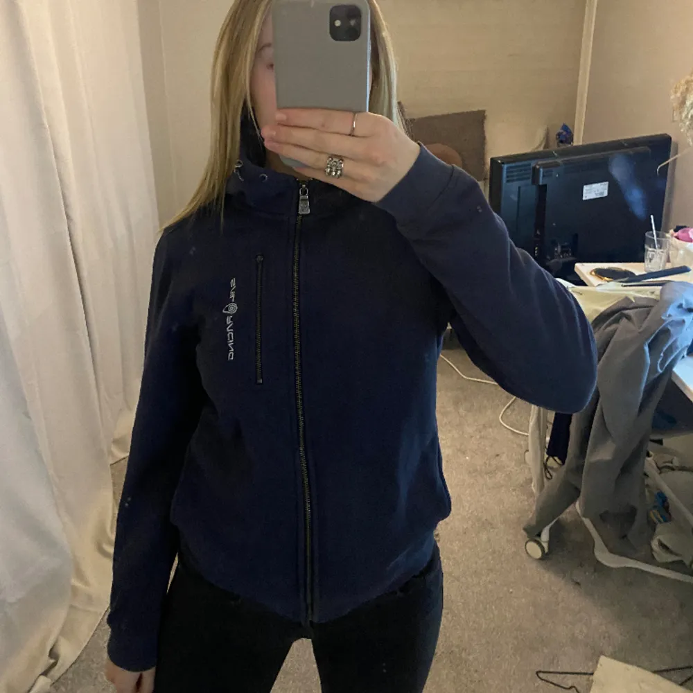 Säljer nu en mörk blå sail racing zip hoodie i storlek 160. Den är i herr modell alltså passar storlek bra upp till m skulle jag säga! (jag är s-m och den sitter bra)💞 Orginal priset är ca 1300kr Kontakta för intresse/frågor💞. Hoodies.