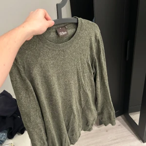 Oscar Jacobson tröja - Grön stickad tröja från Oscar Jacobson i mycket fint skick, storlek M, mörkgrön