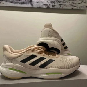 Adidas solar glide gx6717 size 42,5 - Helt nya herr skor i fin färg med detaljer. 