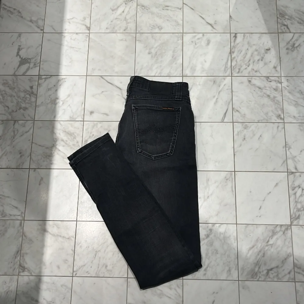 Tjena, säljer ett par feta Nudie jeans i storlek 27/32 samt färgen svart. Skick 10/10 sparsamt använda och inga defekter alls. Kom dm för fler bilder/frågor osv!🤗. Jeans & Byxor.