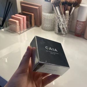 Caia setting powder - Hej! Jag säljer detta setting powder ifrån caia som inte är använd något som man ser på andra bilden då plasten sitter kvar. Säljer då jag har två 🥰den heter ”loose Setting powder translucent matte. nypris: 325 kr mitt pris: 199kr 🥰köp via köp nu🙏❤️❤️