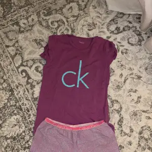 Lila och blå pyjamas sätt från Calvin Klein Skjorts och T-shirt  Fint skick, lite ur tvättad Skönt material  Storlek 152-164 (12-14år)