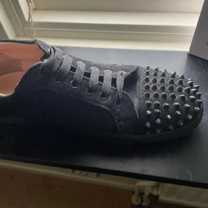 Christian louboutin skor - Köpa för 3 år sen och ganska använda men det syns ej. Snygga skor till kostym eller om du vill sticka ut lite extra. 