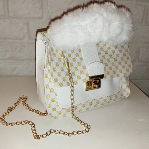 Axelväska - Ny axelväska, liten som passar till smink , solglasögon etc 