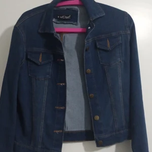 Jeans jacka helt ny använd bara en gång  - Den är gjort av jeans material passar om man har storleken S