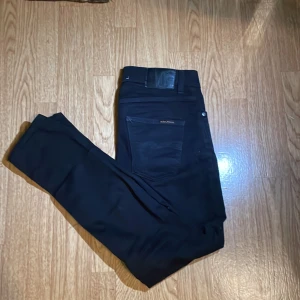 Nudie Jeans - Säljer dessa Nudie jeans, modellen på jeansen är Grim Tim | Nyskick inga tecken på användning | Modellen på bilden är 182cm och väger 70kg