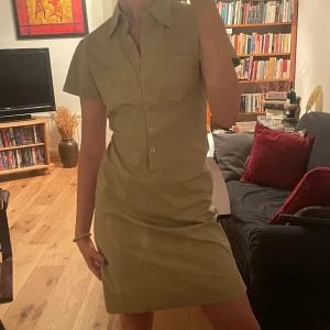 skjortklänning - säljer denna superfrina skjortklänning ! den är i strl 36 ❤️hör av er vid frågor :) frakt tillkommer! kram🫶🏼