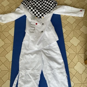 Kokichi ouma cosplay - Säljer mitt kokichi ouma cosplay då jag behöver pengar.  Det är en storlek M men sitter som en mindre M eller en S.  Den är använd av mig inomhus och jag köpte den seconhand från en annan tidigare ägare så den är i använt skick men ser fin ut!