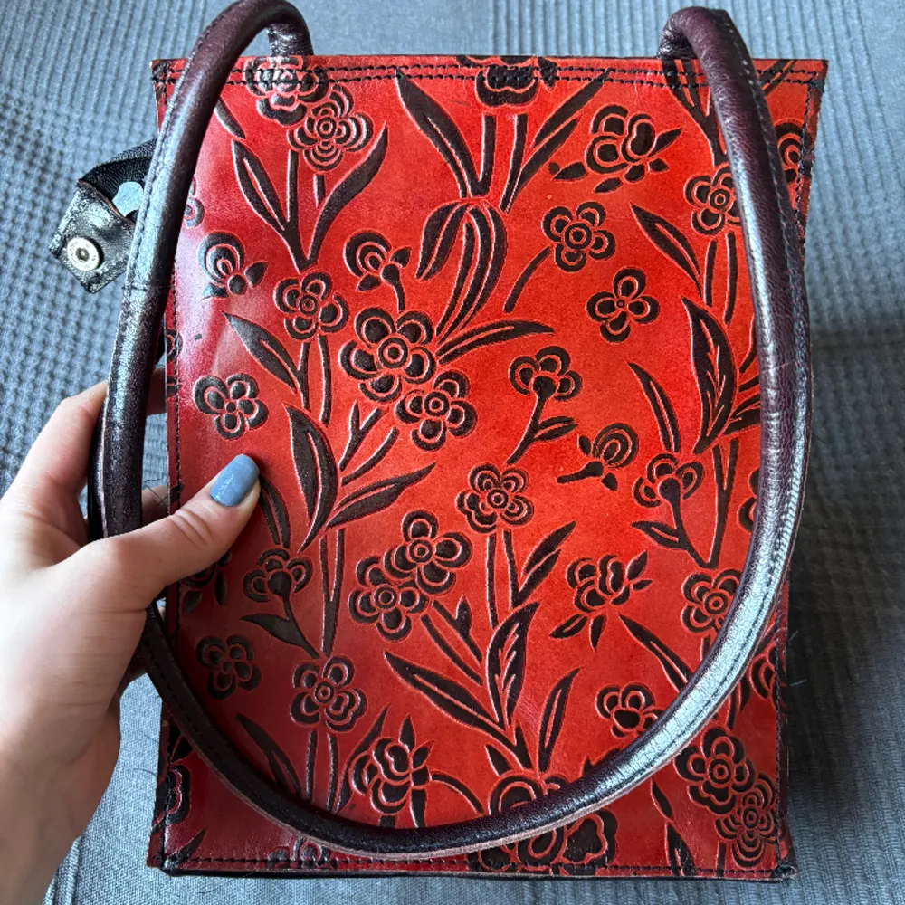 Röd handväska, alla dragkedjor fungerar, är i gott skick😊. Väskor.