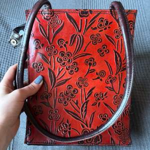 Röd handväska, alla dragkedjor fungerar, är i gott skick😊