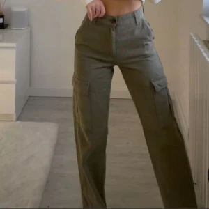 Cargo byxor STR - Supersnygga gröna STR cargo byxor i storlek 38 (men skulle säga att de passar mer en 36). Enbart testade, säljer pga att de är för små på mig. (Lånad bild) 