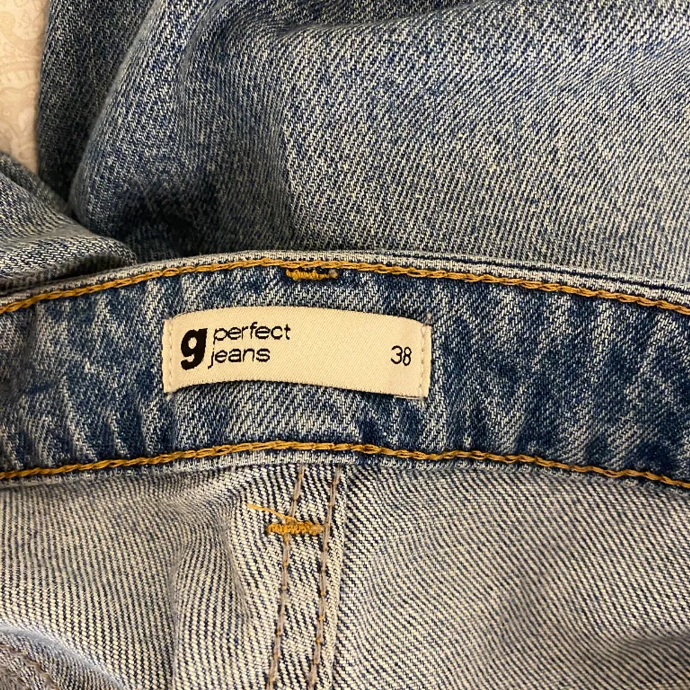 Blåa jeans från Ginatricot i storlek 38. Knappt använda. Inga fläckar eller annat problem med jeansen. Pris kan diskuteras . Jeans & Byxor.