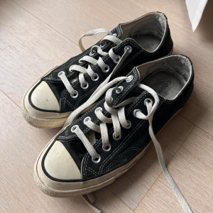 Converse chuck taylor - Säljer mina converse chuck taylor då jag köpt nya. Kartong finns ej kvar. Använda med kärlek och säljs därför billigt🖤