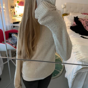 Vero Moda tröja - Fin beige tröja från Vero Moda. Nopprig men går att fixa🩷
