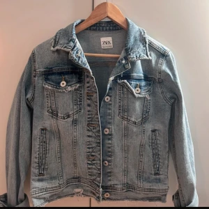 Jeansjacka  - Använd få gånger och inga defekter! Säljer pga kommer inte till användning längre 