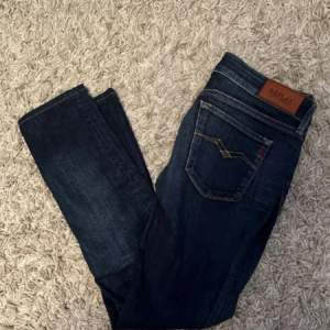 Ett par feta Replay jeans i storlek 29/30, byxan är i mycket bra skick. Pris kan diskuteras vid snabb affär 🤩🤩