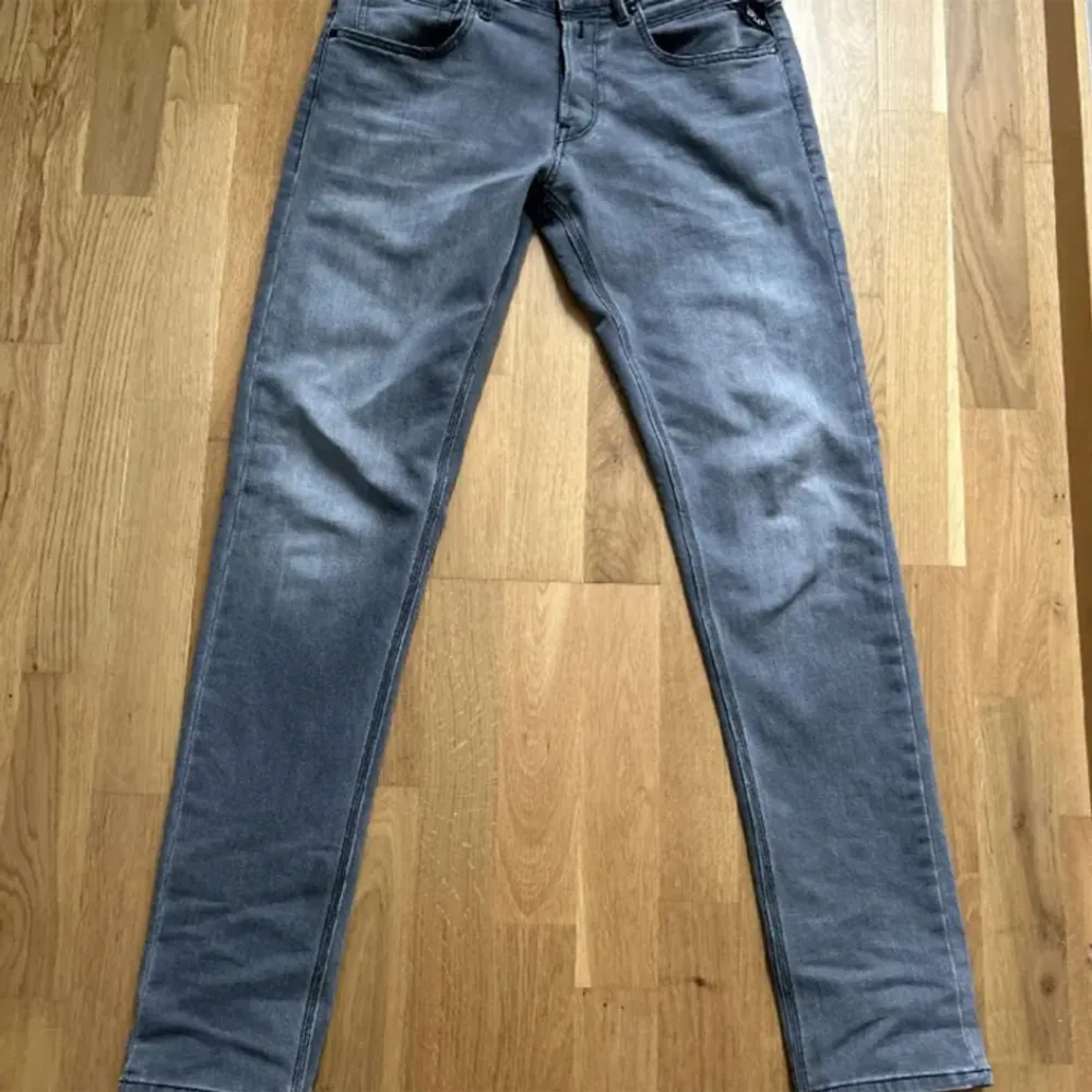 Replay slim fit jeans i riktigt bra skick och i en fet grå färg. Jeans & Byxor.