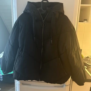 Puffjacka - En svart puffjacka från zara. Är i väldigt fint skick och i storlek XS men passar även mig som har S/M. 