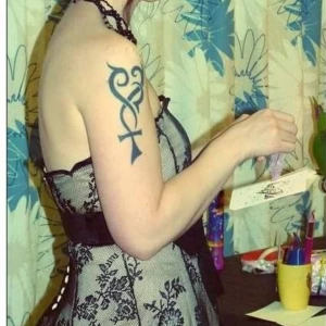 Unik bröllopsklänning  - Säljer en unik bröllopsklänning. Undertyget är i cremefärgad siden och över ett svart virkat tyg. I ryggen är det små fina knappar som går från rygg ner över hela släpet. Släpet är ovalt.  Stl är 36/38  Fint skick.