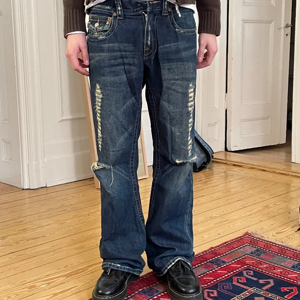 True religion jeans, knappen fattas tyvärr, går att lösa hos skräddaren för 100kr typ. Jeans & Byxor.