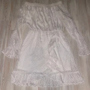 Vit off shoulder NLY trend klänning  - Off shoulder klänning. Från NLY TREND. Storlek 34/XS. Super fin till sommaren eller studenten! Använd några gånger men i bra skick. Säljer pga för liten. 