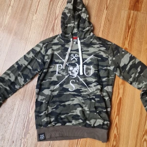 Camo hoodie - Tjocktröja med camouflage-mönster Använd men utan fläckar och hål
