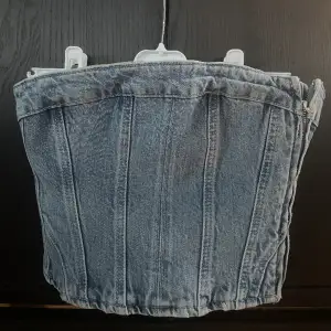Jeans korsett från zara i storlek xs. Knappt använd. 