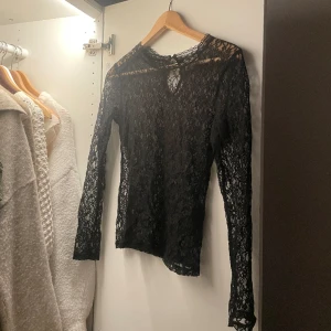 Långärmad spetstopp - Supersnygg spetstopp (lite genomskinlig, men linne under är jättefint)❤️perfekt för fest. Storlek S