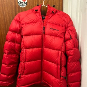 Röd dunjacka peak performance - Röd peak performance jacka i nyskick! Endast använd ett fåtal gånger! Nypris är 3500 kr