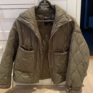 Vårjacka  - En jättefin vårjacka från Zara i nyskick. Kom privat för fler bilder!  